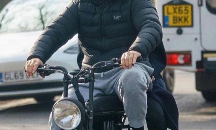 Jason Statham und Rosie: Mopedfahrt ins Dorf zum Tanzen!