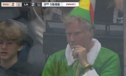 Will Ferrell begeistert als Buddy der Elf beim Eishockeyspiel