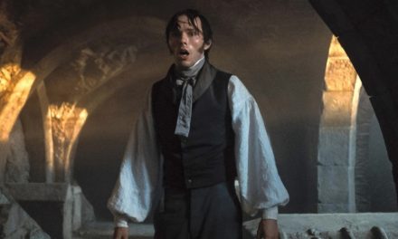 Nicholas Hoult nahm nach den Dreharbeiten zu Nosferatu eine ungewöhnliche Prothese mit nach Hause