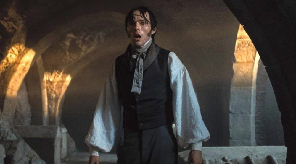 Nicholas Hoult nahm nach den Dreharbeiten zu Nosferatu eine ungewöhnliche Prothese mit nach Hause