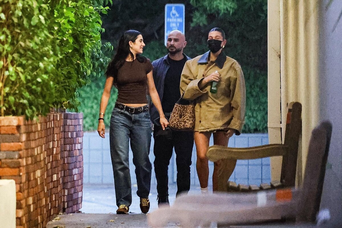 Hailey Bieber just 3 weeks after giving birth is partying with her girlfriends while her husband is depressed
