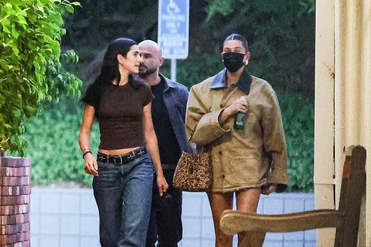 Hailey Bieber just 3 weeks after giving birth is partying with her girlfriends while her husband is depressed