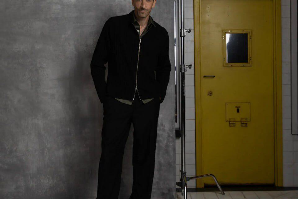 Adrien Brody: Brutalismus trifft Eleganz in GQ Hype