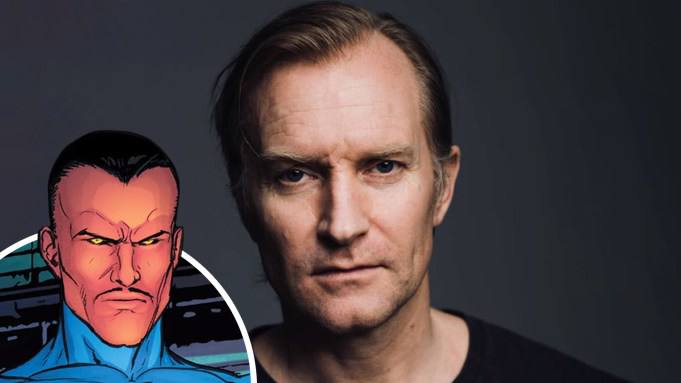 Ulrich Thomsen als Sinestro in der Serie „Fackeln“