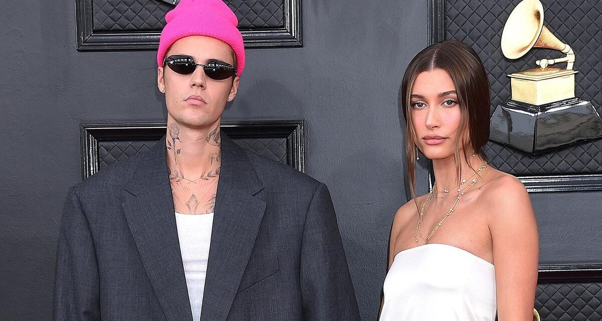 Hailey Bieber just 3 weeks after giving birth is partying with her girlfriends while her husband is depressed