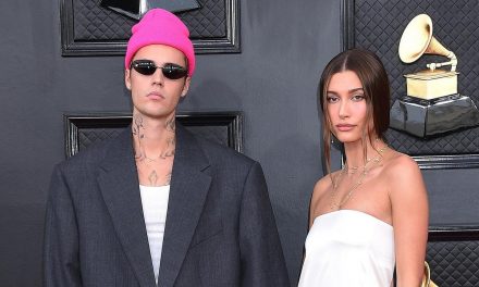 Hailey Bieber just 3 weeks after giving birth is partying with her girlfriends while her husband is depressed