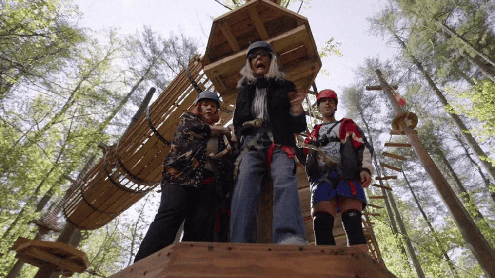 Alternde Freundinnen beschließen, die Dinge zu ändern. Eine leichte Komödie Summer Camp mit Starbesetzung.