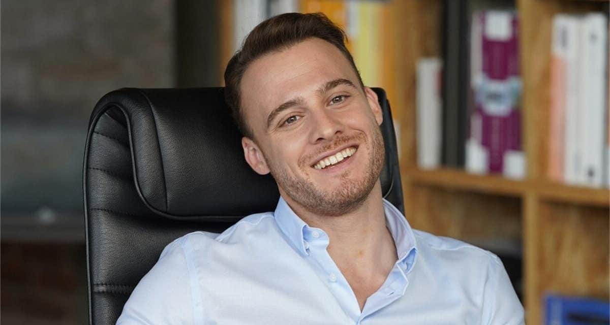 Der türkische Schauspieler Kerem Bursin wird zum ersten Mal Vater