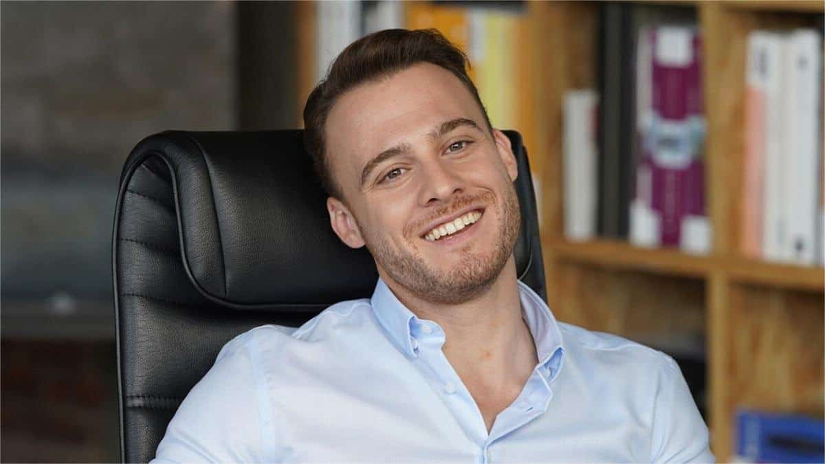 Der türkische Schauspieler Kerem Bursin wird zum ersten Mal Vater