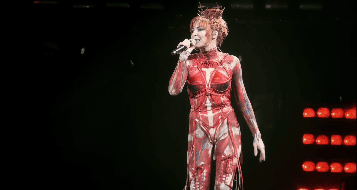Mylène Farmer ist eine Sängerin mit ungewöhnlichen Outfits