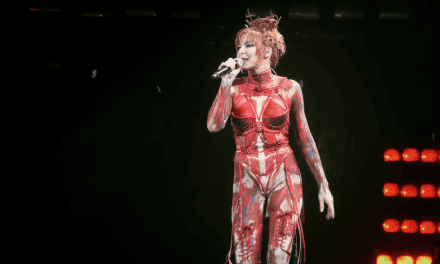 Mylène Farmer ist eine Sängerin mit ungewöhnlichen Outfits