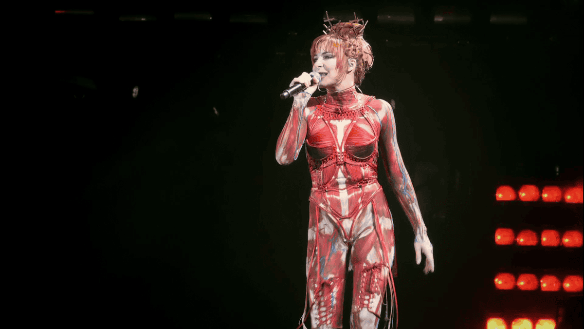 Mylène Farmer ist eine Sängerin mit ungewöhnlichen Outfits