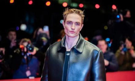 Premiere von „Mickey 17“: Robert Pattinson begeistert Fans