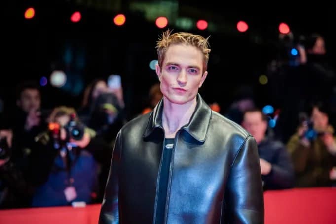 Premiere von „Mickey 17“: Robert Pattinson begeistert Fans
