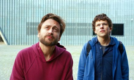 Jesse Eisenberg gewinnt für „Echte Schmerzen“ Drehbuchpreis