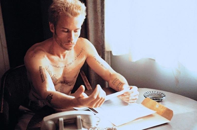 Guy Pearce kritisiert seine Rolle in „Memento“ offen