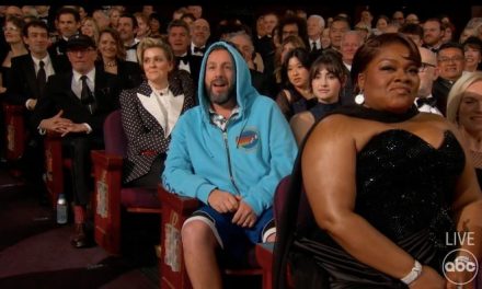 Adam Sandler begeistert bei Zeremonie mit Humor und Stil