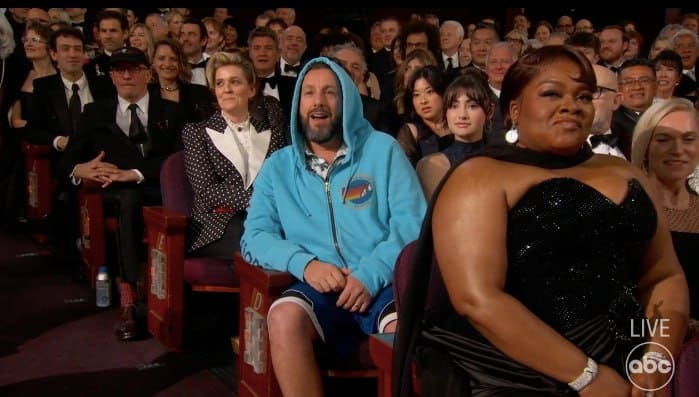 Adam Sandler begeistert bei Zeremonie mit Humor und Stil