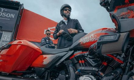 Keanu Reeves testet die neue Harley-Davidson CVO Road Glide RR