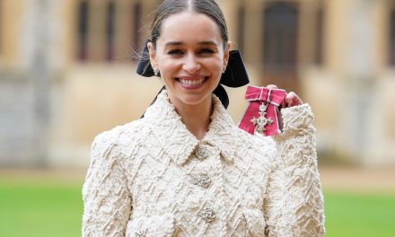 Emilia Clarke erhält Orden für Wohltätigkeitsarbeit