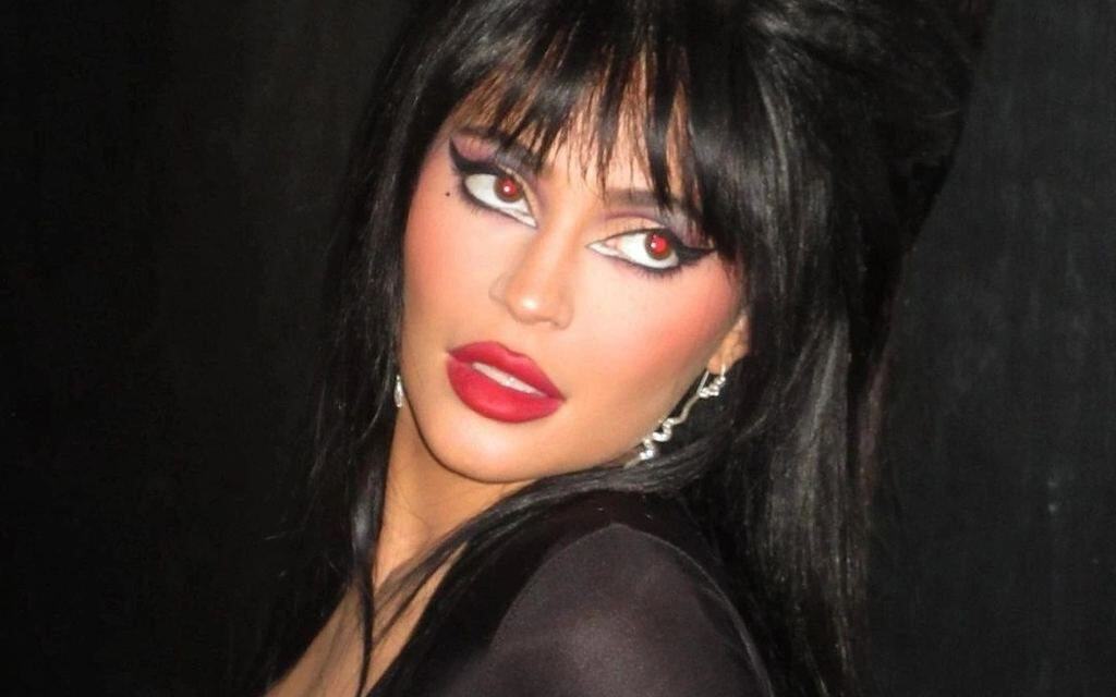 Kylie Jenner als Elvira: Atemberaubendes Halloween-Kostüm