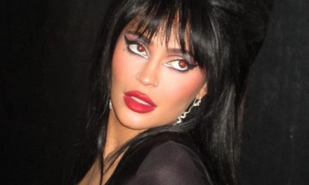 Kylie Jenner als Elvira: Atemberaubendes Halloween-Kostüm