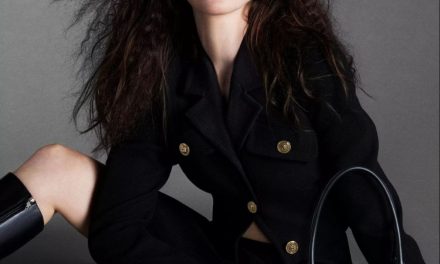 Anne Hathaway begeistert in neuer Versace-Kampagne