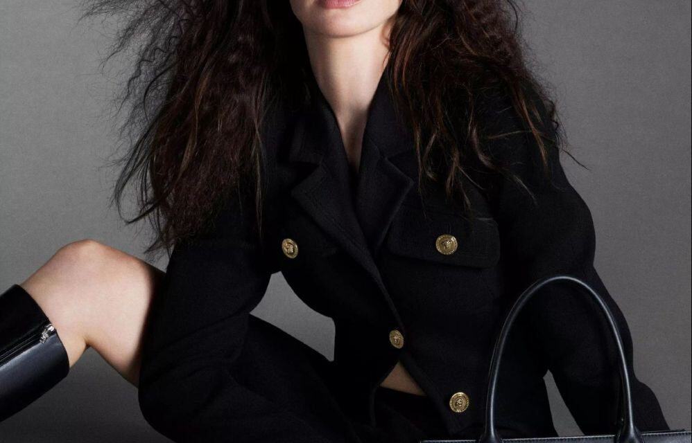 Anne Hathaway begeistert in neuer Versace-Kampagne