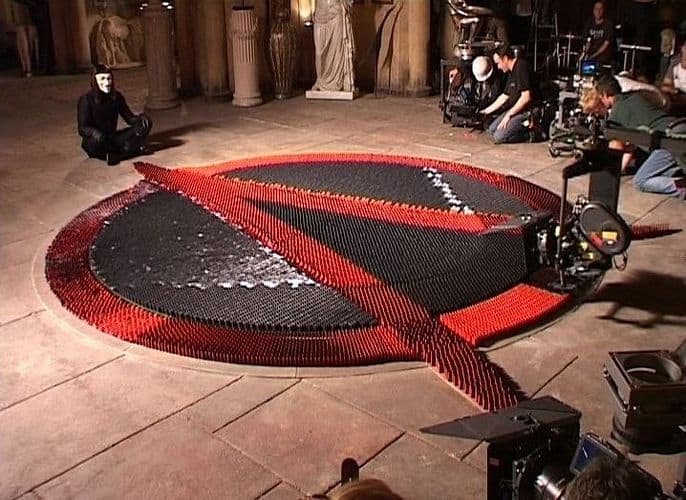 „V wie Vendetta“: Die Kraft eines fallenden Dominosteins