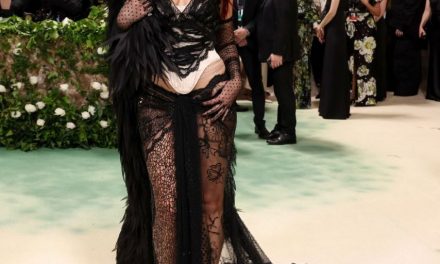 Dua Lipa begeistert als Superagentin bei der Met Gala