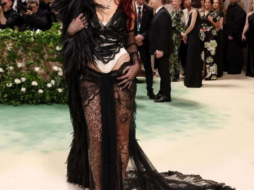 Dua Lipa begeistert als Superagentin bei der Met Gala