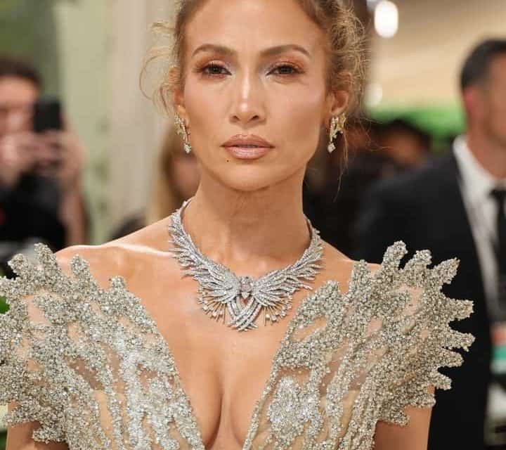 Jennifer Lopez begeistert beim Met Gala mit atemberaubendem Look