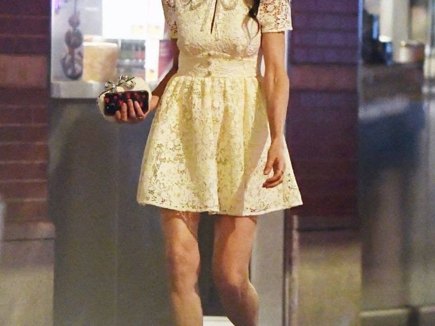 Famke Janssen überrascht mit jugendlichem Outfit beim Spaziergang