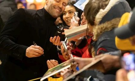 Jason Statham begeistert bei Premiere von „Der Imker“