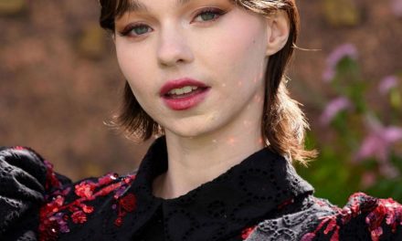 Emma Meyers begeistert bei „Minecraft“-Premiere in London