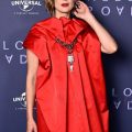 Rosamund Pike fasziniert in Rot – Ein Erlebnis in Berlin!