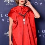 Rosamund Pike fasziniert in Rot – Ein Erlebnis in Berlin!